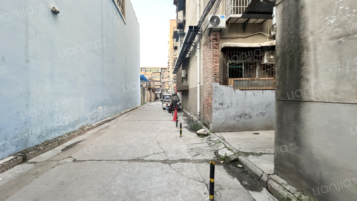 青年路103号院外景图