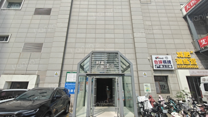 财富广场外景图