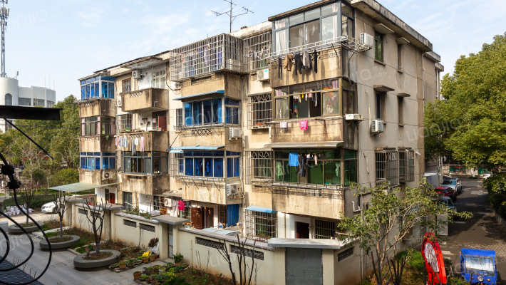 半山路陈家门外景图