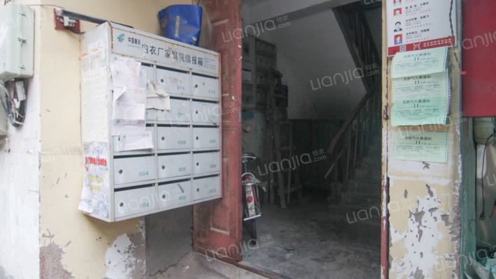 内衣厂家属院外景图