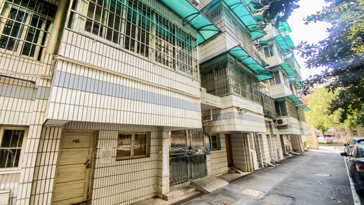 财信宿舍外景图