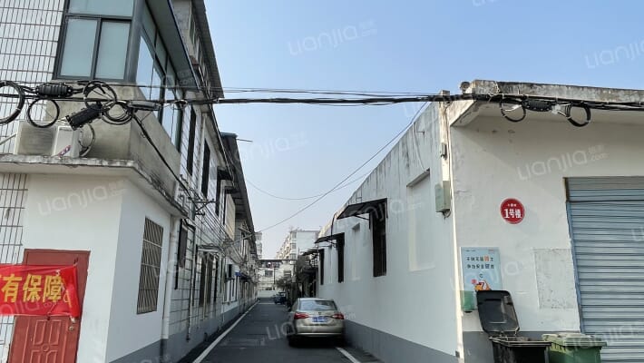小康村巷外景图