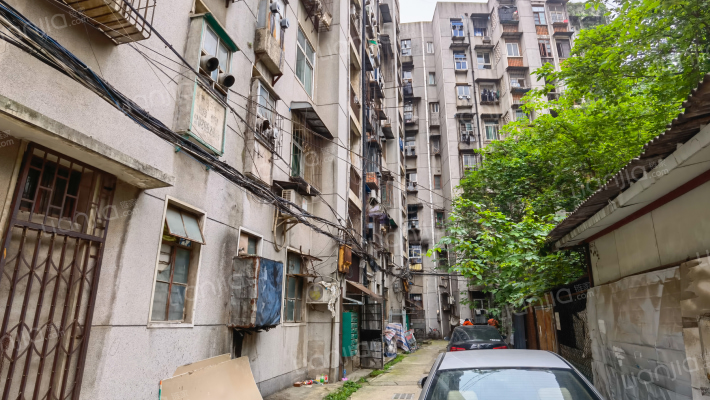 石桥村教委宿舍外景图