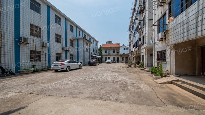 碧霞老气象局宿舍楼外景图