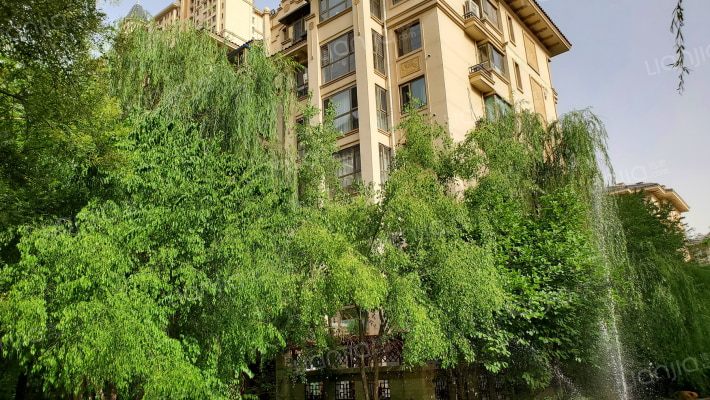 天山熙湖外景图