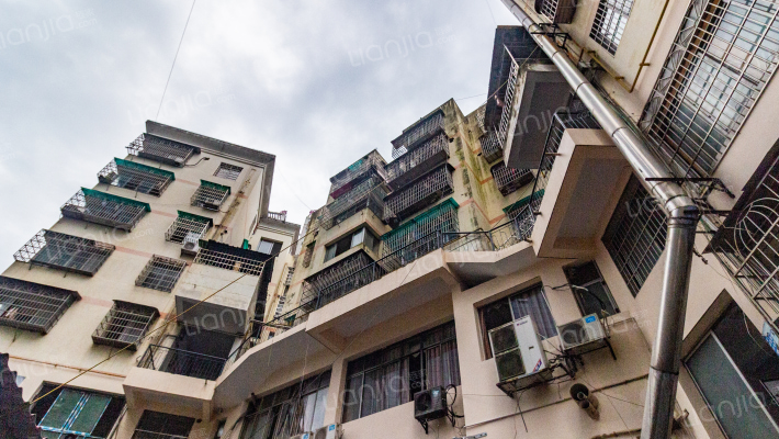 财富大厦外景图