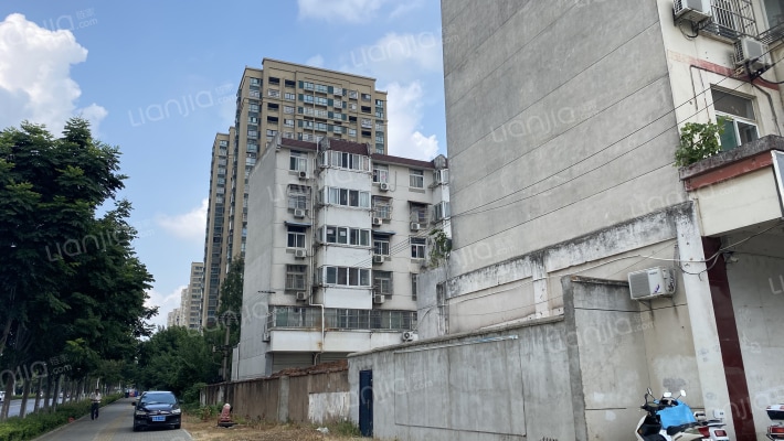 钟山新村小区外景图