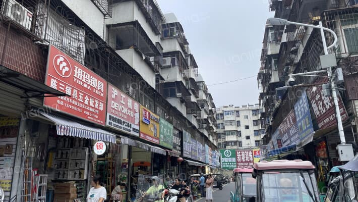 五交化市场外景图