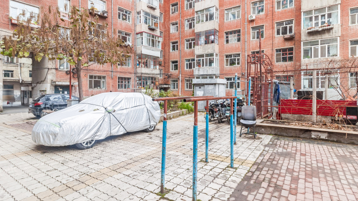 白酒厂家属楼外景图