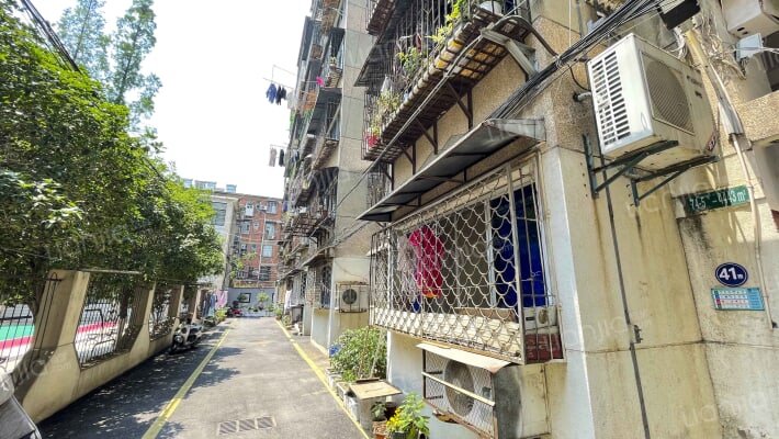 中原路铁安家属楼外景图