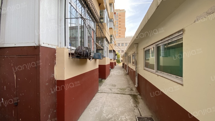 平民中学宿舍外景图