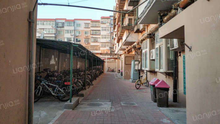 公交大楼外景图