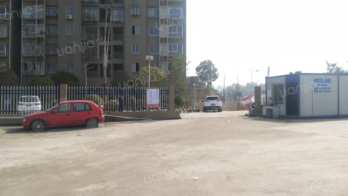 名河依山郡外景图