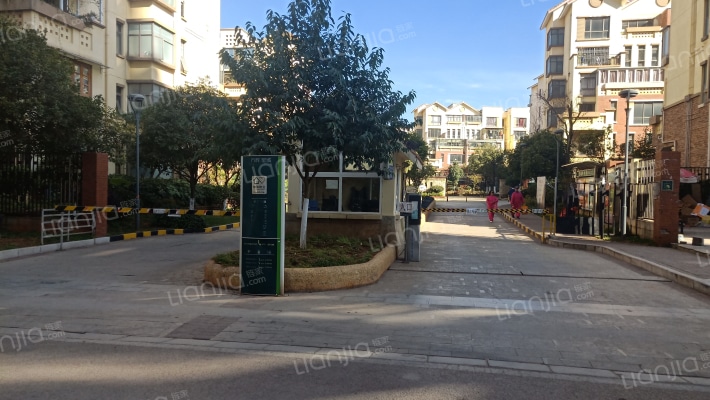 万辉星城紫鸢堡外景图