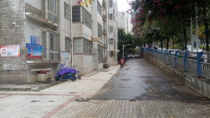 米易县人民医院家属楼外景图