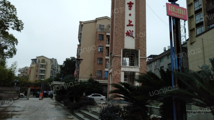 建亨上城外景图