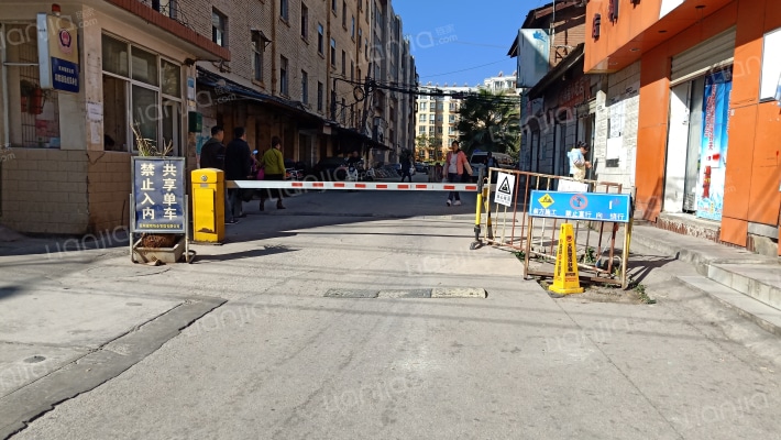 汽车厂大礼堂外景图