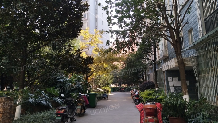 名仕银航小区外景图