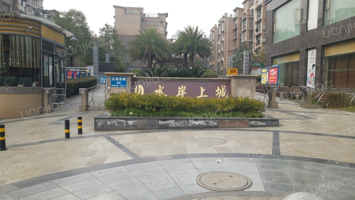 水岸上城外景图