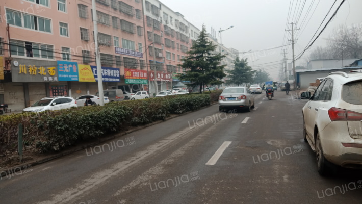 化肥厂家属楼外景图