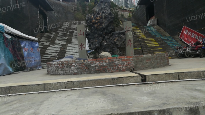 山水江岸外景图