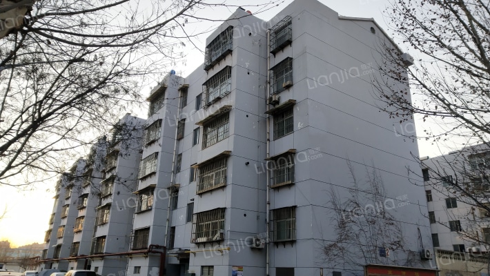 新泰市劳动和社会保障局宿舍外景图