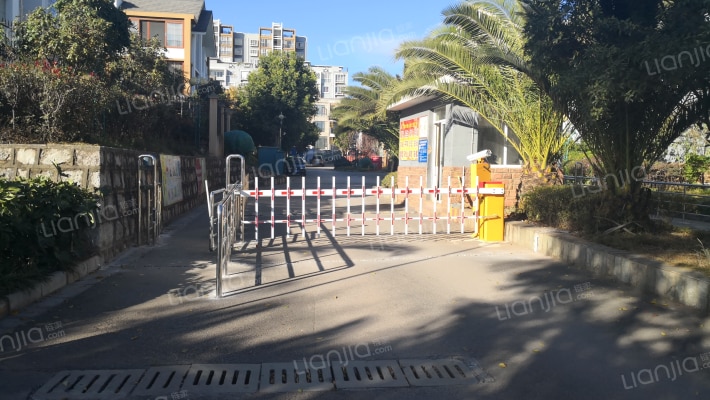 龙山湖畔外景图