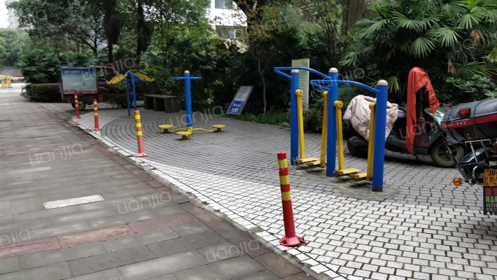 湖水云天外景图