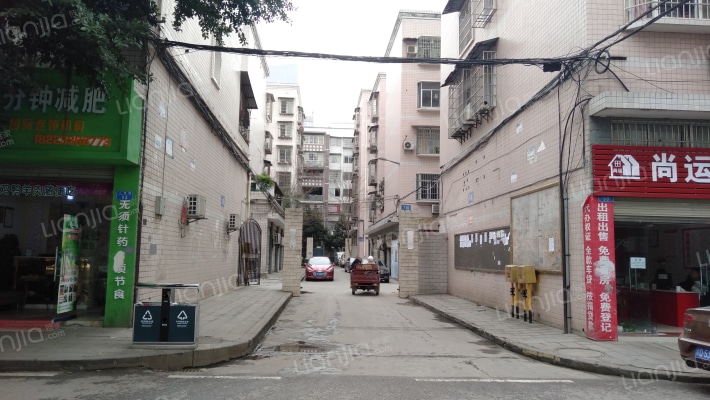 人和花园外景图