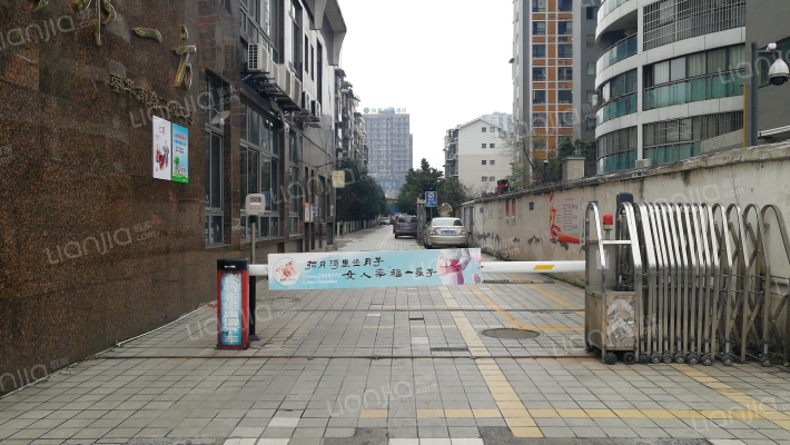 在水一方外景图