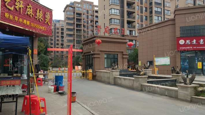 学府春天外景图