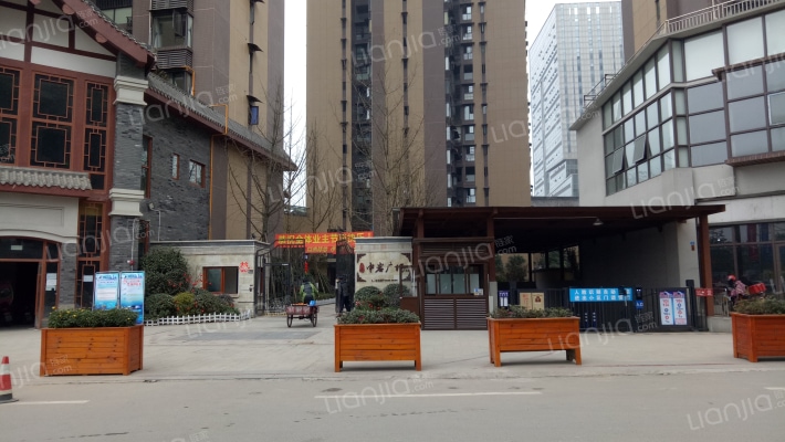 万景中岩广场外景图