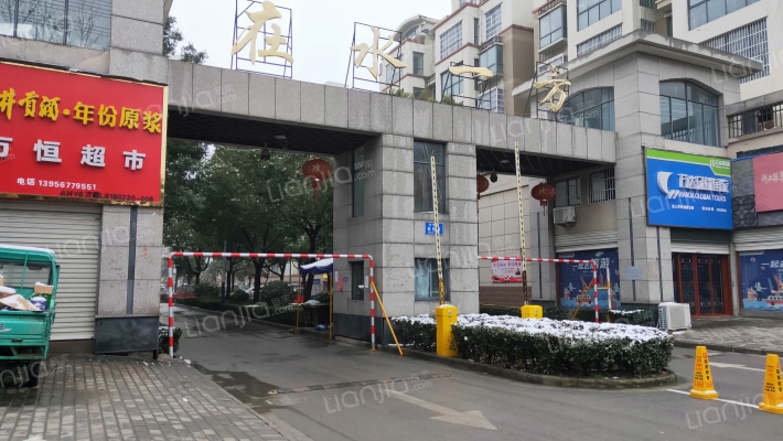 在水一方外景图