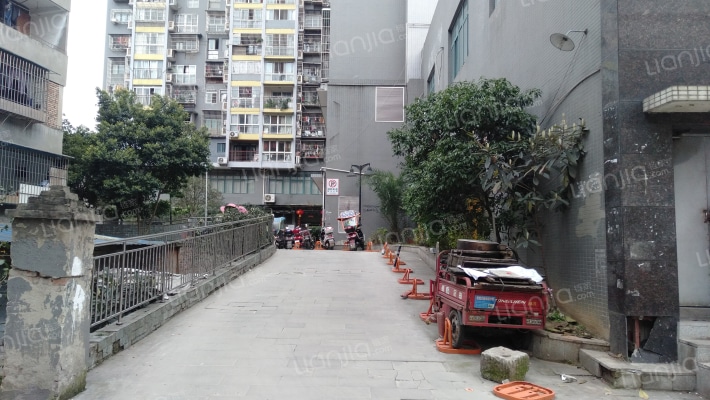 风情100国际公寓外景图