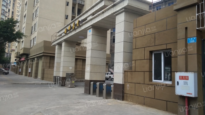 湖畔阳光外景图