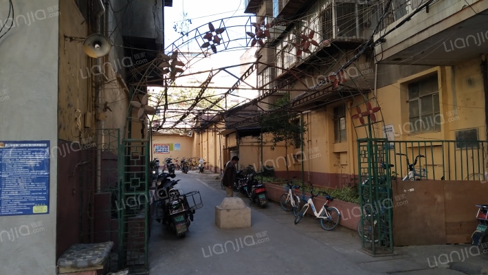 昆明市医药公司宿舍院外景图