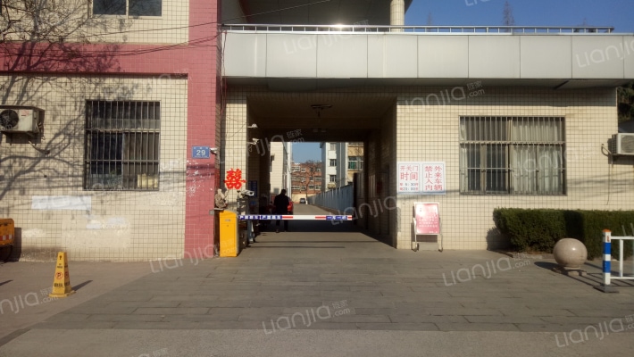 新泰一中宿舍外景图