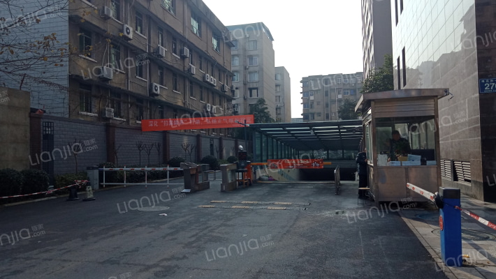 102生活广场外景图