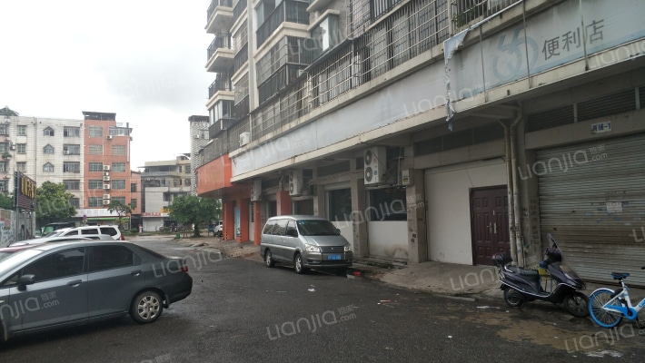 现代小城外景图