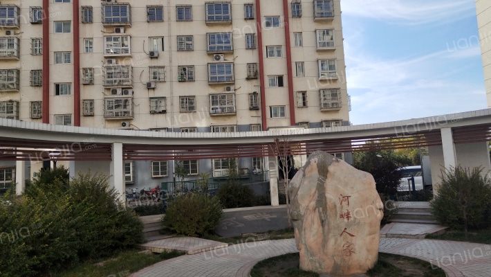 河畔人家外景图