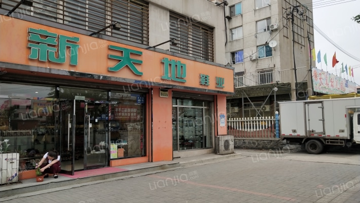 汽车制造厂家属楼山下小区外景图