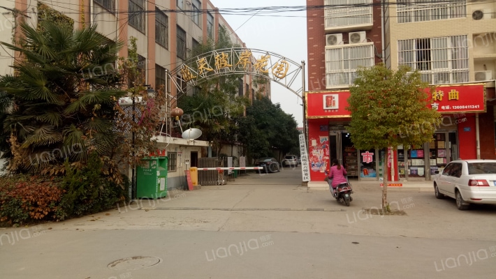 蓝天彼岸花园外景图