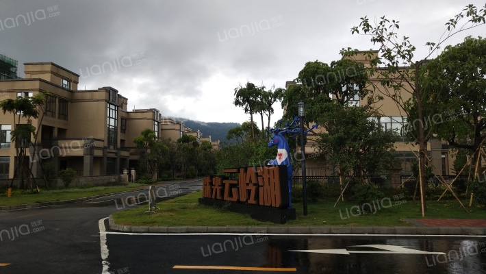 珠光云岭湖外景图