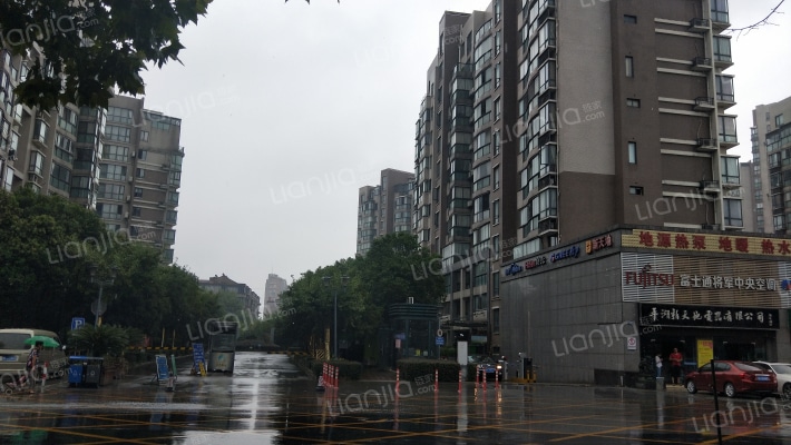 锦城春天外景图