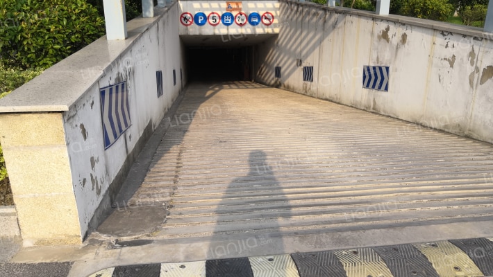 御庭尚城外景图