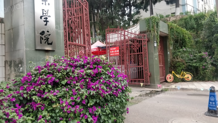 云南旅游职业学院教职工宿舍外景图