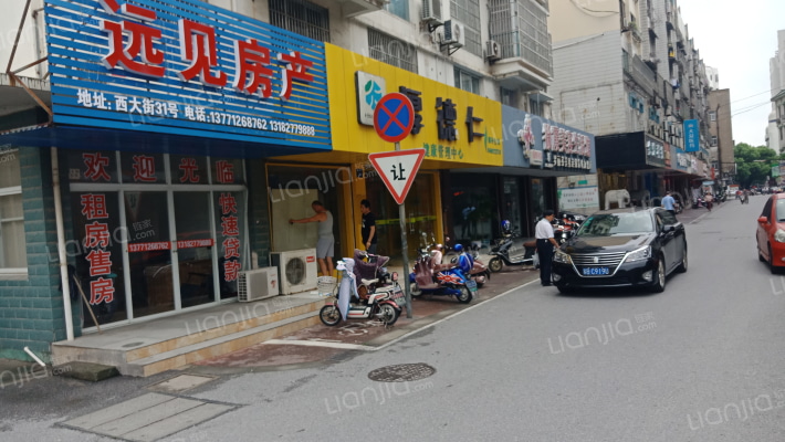 府前花苑外景图