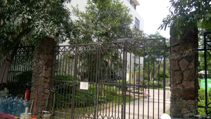 東城畔山外景图