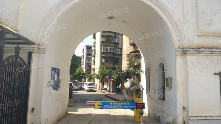 东方上城外景图