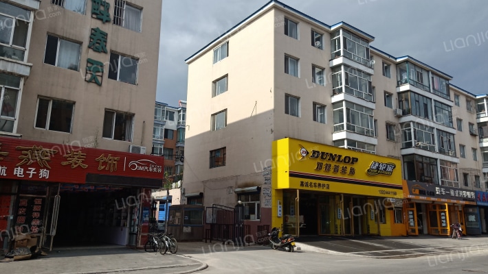 水畔春天外景图